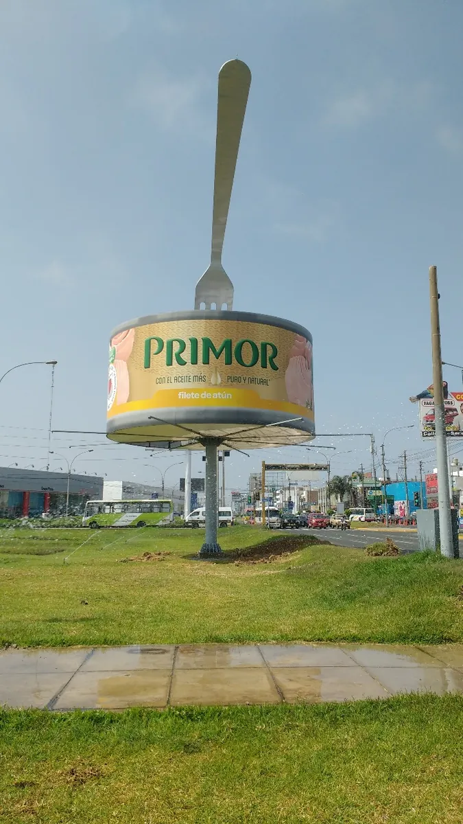 Estructura publicitaria 3D en forma de lata de atún de 9 m de diámetro sobre torre unipolar, fabricada por Neutek en Lima