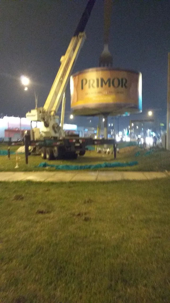Grúa telescópica durante el izaje de una estructura publicitaria 3D de 9 m