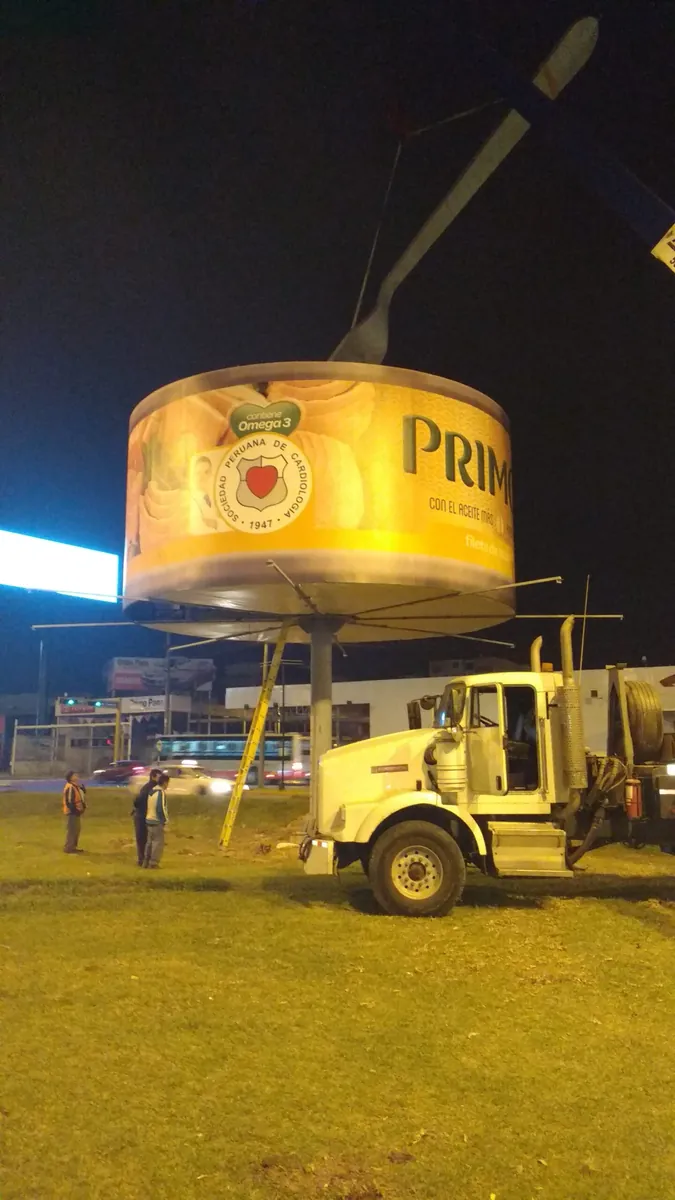 Montaje nocturno con grúa de la estructura publicitaria 3D de 9 m de diámetro
