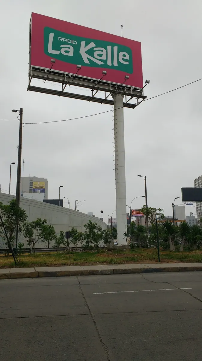 Torre unipolar publicitaria con banner fabricada e instalada por Neutek en Lima