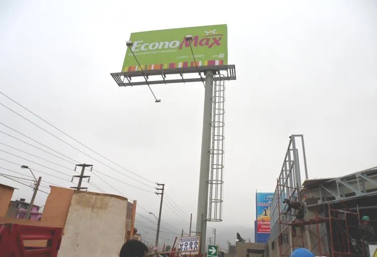 Torre unipolar publicitaria con escalera de acceso para Economax