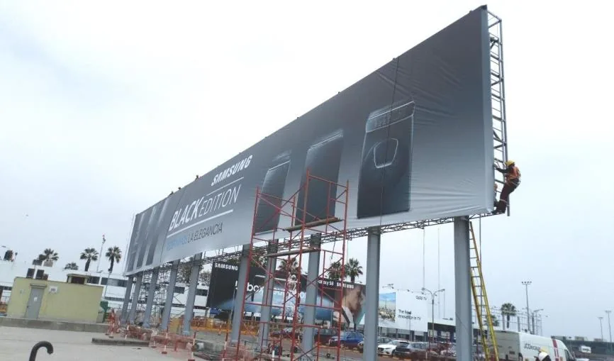 Estructura metálica de tótem publicitario de 10 x 50 m en el Aeropuerto Internacional Jorge Chávez